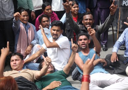 गणेश नेपालीको न्यायको माग गर्दै वीर अस्पतालअगाडि प्रदर्शन