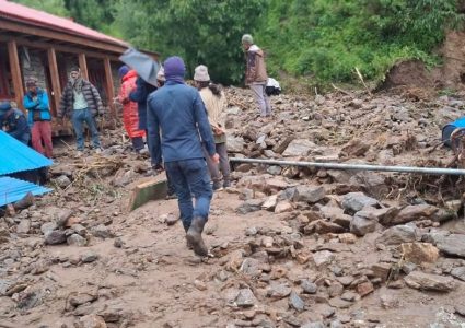 डोल्पामा लेदोसहितको बाढी घरमा पस्दा एक महिलाको मृत्यु, ६ जना&hellip;