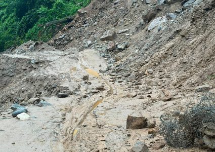 मेची राजमार्ग र तमोर करिडोर अवरुद्ध , पूर्वी पहाडको यातायात&hellip;