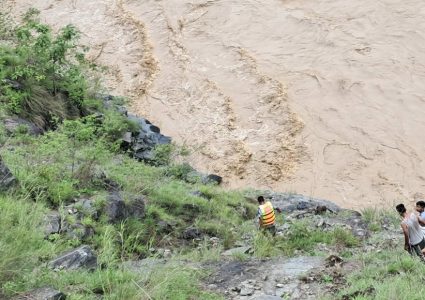 कर्णालीमा खसेको गाडीमा १४ जना सवार रहेको अनुमान