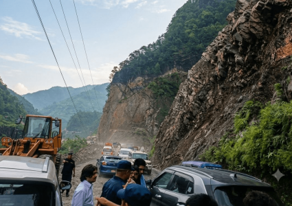 मुग्लिन–नारायणगढ सडकको पहिरो पन्छाइएपछि यातायात पुनः सञ्चालनमा