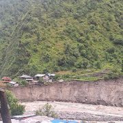 खारे खोलाको कटानले दोलखाको लोगटा बस्ती उच्च जोखिममा, १० घर तत्काल सार्नुपर्ने अवस्था