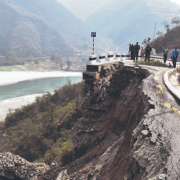 अविरल वर्षा र पहिरोले देशका प्रमुख राजमार्गहरू अवरुद्ध
