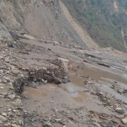 रोशी खोलामा बाढी आएपछि बीपी राजमार्गको काभ्रे खण्ड अवरुद्ध