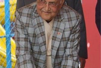 झापा–५मा उम्मेदवा एमाले अध्यक्ष ओलीले  गरे मतदान