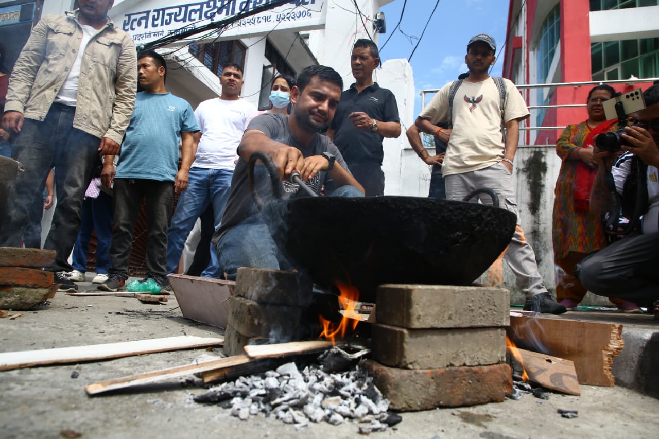 सडकमै दाउरा बालेर खाना पकाएर सांकेतिक विरोध (तस्विरहरु)