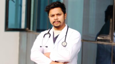 घर घरमै चिकित्सा सेवा पुर्याउँदै डा चेवन