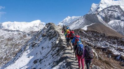 आरोही र पदयात्रीको स्वास्थ्य जाँचका लागि चिकित्सक टोली हिमालमा