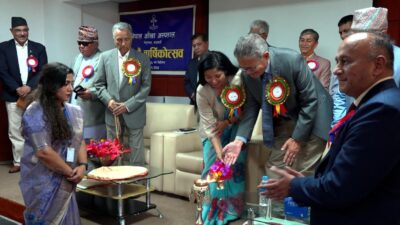 नेपाल आँखा अस्पतालले २० हजार छात्रछात्राको आँखा परीक्षण गर्दै