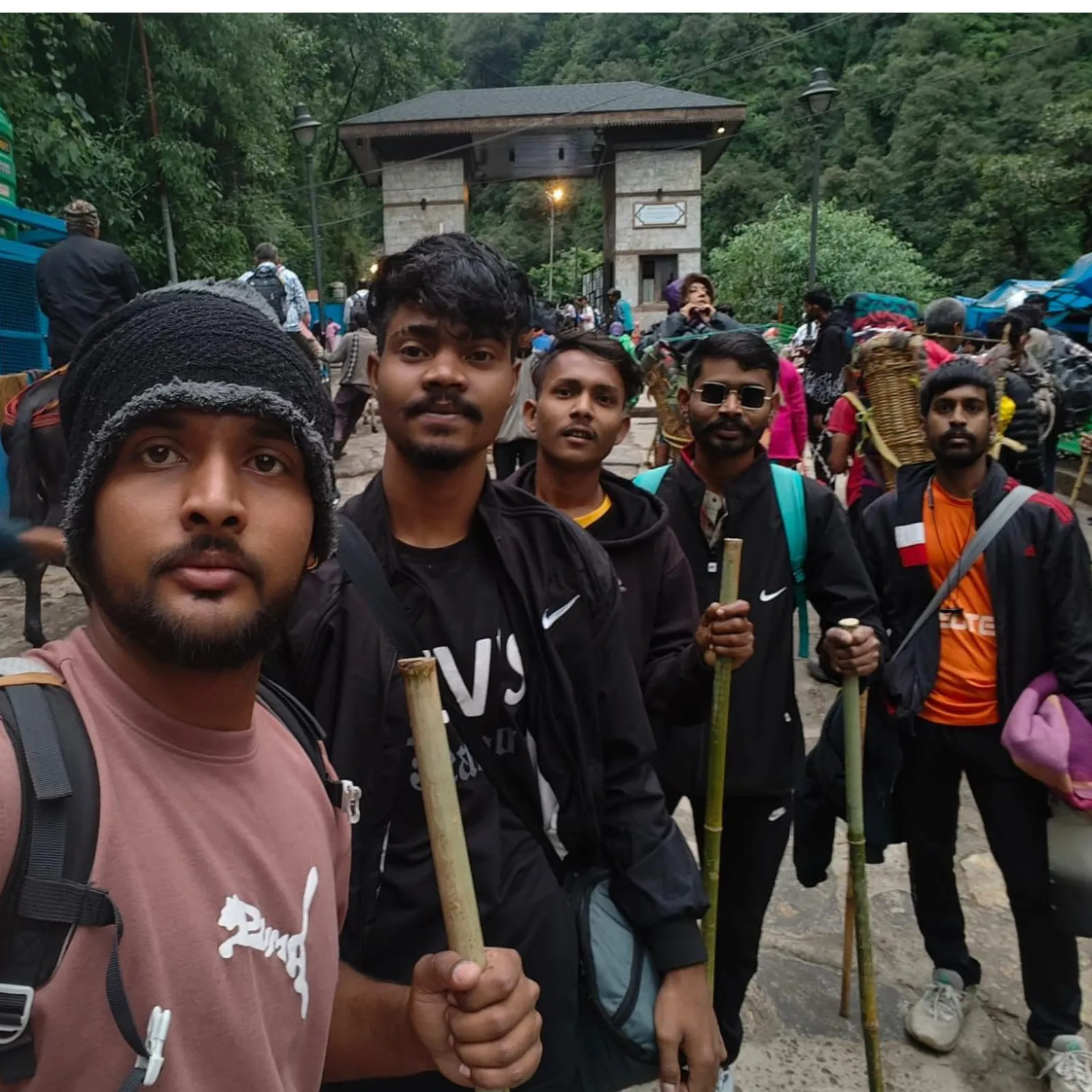 kedarnath शिव के बारह ज्योतिर्लिंगों के सबसे पवित्र तीर्थ स्थलों में से एक केदारनाथ, उत्तराखंड के रुद्रप्रयाग जिले में स्थित है । केदारनाथ चारधामों में से एक है और 3586 मीटर की ऊंचाई पर, भव्य पर्वत चोटियों की गोद में और मंदाकिनी नदी के उद्गम स्थल के निकट स्थित है।
