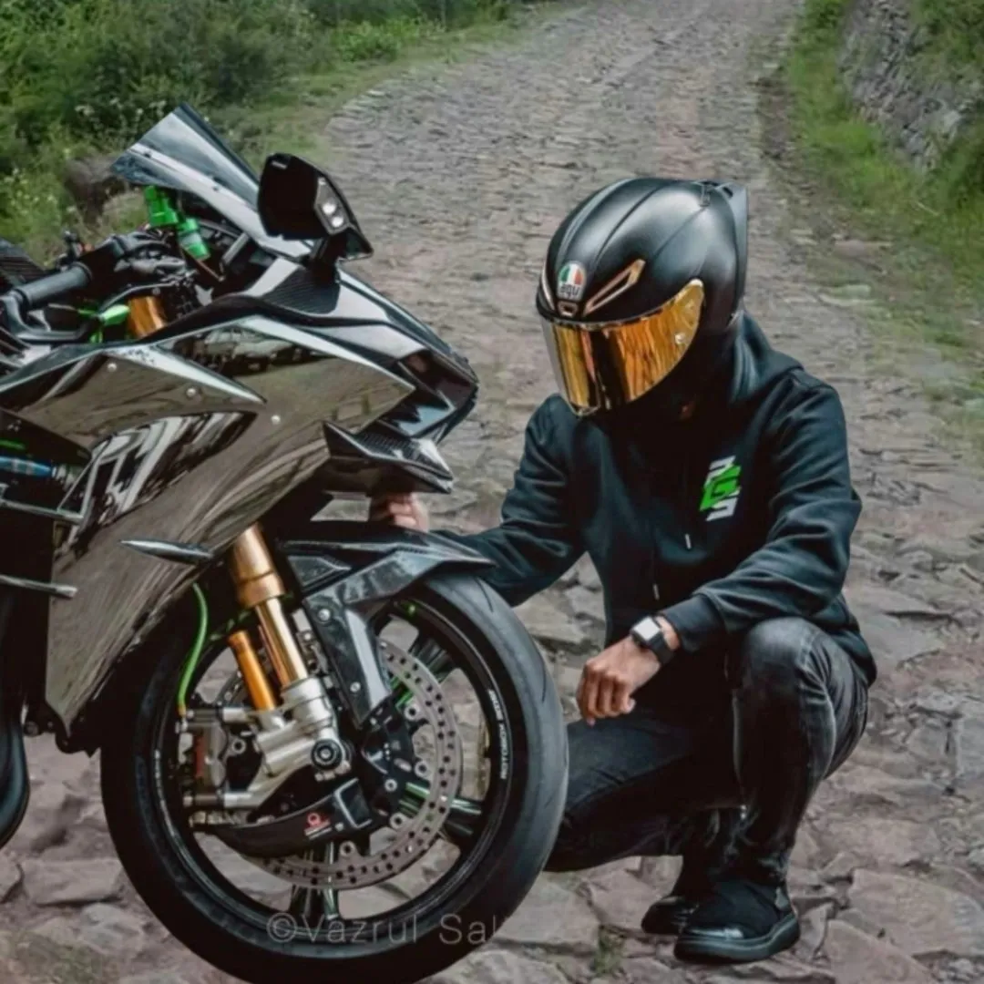 uksolorideing bike