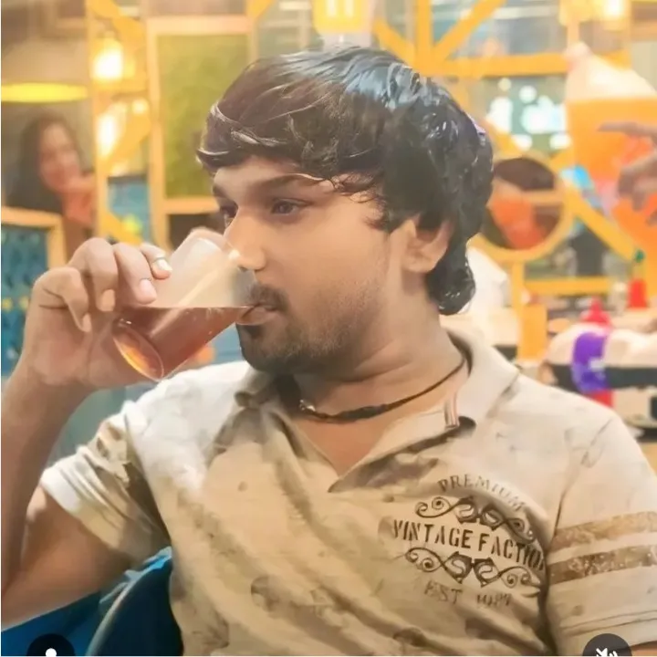 Singer Waiter